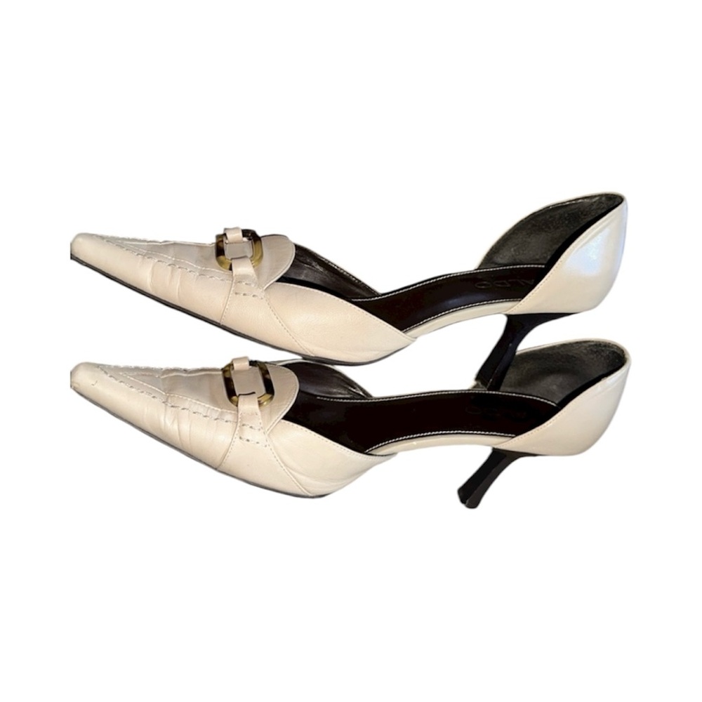 ALDO size 40 pointed toe cream color leather pump with tortoise buckle accent